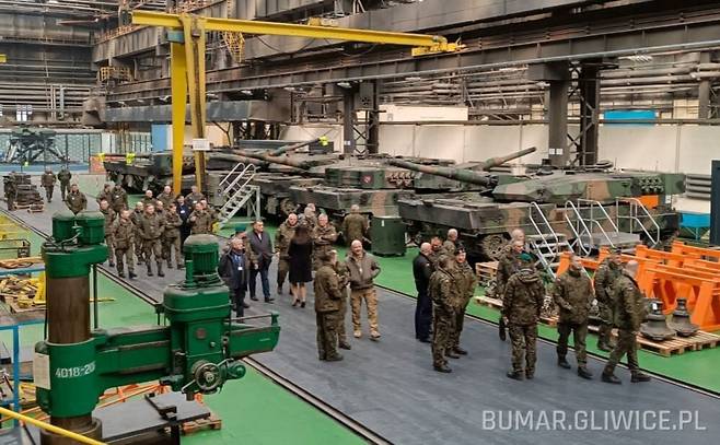 Faculty and students of the Polish Military Academy visit the Bumar-Łabędy defense plant in Gliwice, Poland on Feb. 20. /Courtesy of Bumar-Łabędy