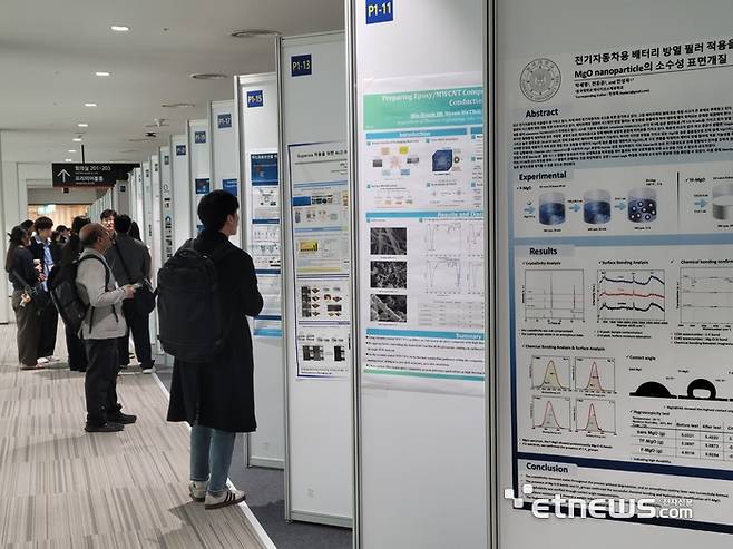 1~3일까지 인천 송도컨벤시아에서 열리는 '한국마이크로전자및패키징학회' 정기학술대회에서 참여자가 패키징 기술 소개 자료를 보고 있다.