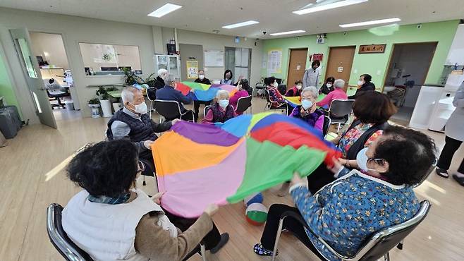 서울시는 양질의 돌봄서비스를 담당할 좋은돌봄 인증기관에 대한 지원을 확대해 돌봄종사자를 위한 인건비, 인센티브 등 경제적 보상을 강화하고 근무환경도 개선한다. 서울시 제공