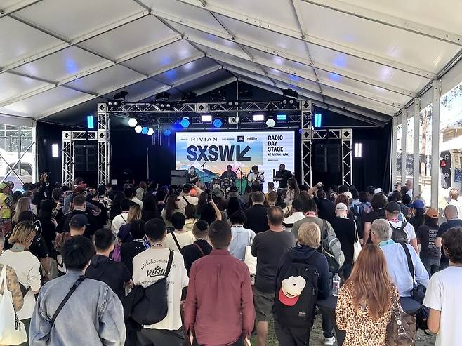 사우스 바이 사우스웨스턴(SXSW·사바사) 축제가 열리는 미국 텍사스주 오스틴시 오스틴컨벤션센터 근처 리비안 공원에서 공연이 열리고 있다. 김광수 선임기자