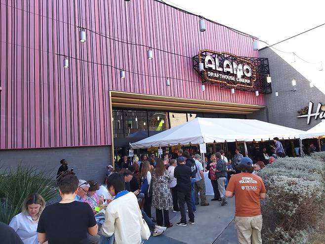 사우스 바이 사우스웨스턴(SXSW·사바사) 축제가 열리는 미국 텍사스주 오스틴시 알라모 극장 앞에서 관람객들이 입장하기 위해 기다리고 있다. 김광수 선임기자