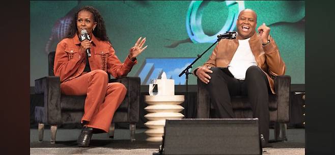 미셸 오바마(왼쪽)가 2025 SXSW에서 열린 팟캐스트 방송에 출연하고 있다. SXSW 제공