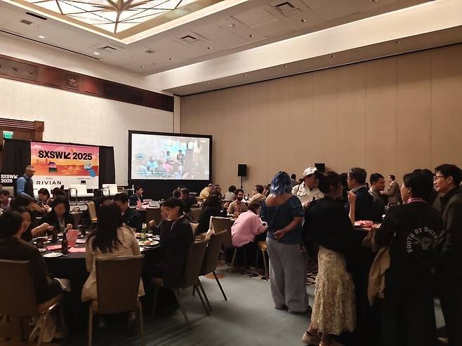 오스틴시 힐튼호텔에서 열린 ‘페스티벌 시월 콘퍼런스’에서 참가자들이 저녁을 먹으며 대화하고 있다. 김광수 선임기자