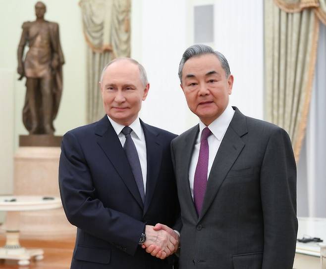 1일(현지시각) 블라디미르 푸틴 러시아 대통령과 왕이 중국공산당 중앙외사판공실 주임 겸 외교부장이 러시아 모스크바 크렘린에서 만났다. EPA 연합뉴스