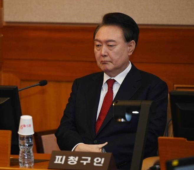 윤석열 대통령이 지난 2월6일 서울 종로구 헌법재판소에서 열린 탄핵심판 6차 변론에 출석해 생각에 잠겨 있다. 공동취재사진