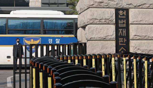 윤석열 대통령 탄핵심판 심리가 4월로 넘어온 1일 서울 종로구 헌법재판소에 출입이 통제되고 있다. 연합뉴스