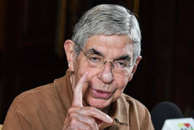 1987년 노벨평화상 수상자인 오스카 아리아스 전 코스타리카 대통령이 1일 코스타리카 산호세에서 기자회견을 하고 있다. 도널드 트럼프 미국 행정부는 이날 트럼프 대통령을 비판해온 아리아스의 미국 비자를 취소했다. 산호세=AFP 연합뉴스