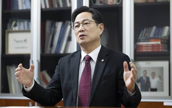경기부지사를 지낸 행정관료 출신인 박수영 의원은 “여야 밀실합의로 ‘개악’이 된 국민연금 개혁안은 내년 1월 1일 발효되니 아직 9개월의 시간이 있다. 김재섭 의원 등 30대 의원 3명을 여야 연금특위에 투입한 만큼 이들이 독소조항을 없애 개혁안을 개선하도록 당정이 최대한 지원해야한다”고 강조했다. 임현동 기자