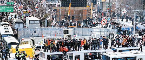 박근혜 대통령이 탄핵당한 2017년 3월 10일 오후 탄핵 반대 시위대가 헌법재판소로 향하는 서울 안국동 사거리에서 경찰과 대치하고 있다. 장진영 기자