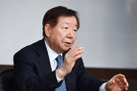 성낙인 전 서울대총장이 1일 서울 강남구 자녀안심국민재단에서 중앙일보와 인터뷰 하고 있다. 김종호 기자