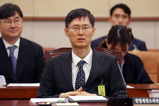 문형배 헌법재판관 후보자가 2019년 인사청문회에 출석해 의원들의 의사발언을 듣고 있는 모습. 김경록 기자