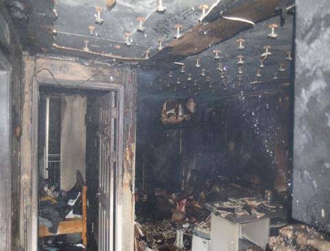 50대 남성의 방화로 탄 인천의 한 아파트 내부. 사진 인천소방본부