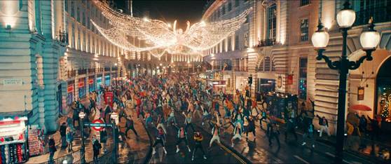 영화 '베러맨'의 런던 리젠트 스트리트 군무 장면.  사진 찬란