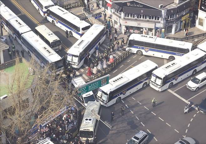 < 헌재 인근 차벽 설치 > 경찰이 1일 서울 재동 헌법재판소 인근 안국역 2번 출구 주변에 행인 통제를 위한 바리케이드와 차벽을 설치하고 있다. 경찰은 이날 낮 12시부터 안국역 일부 출구를 폐쇄했다.  연합뉴스