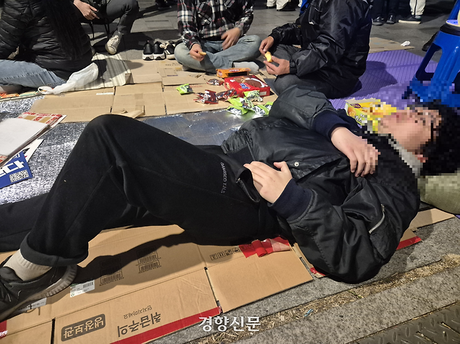 보수 유튜버 유모씨에게  폭행당한 김모군이 서울 종로구 안국역 앞에 누워있다. 최경윤 기자