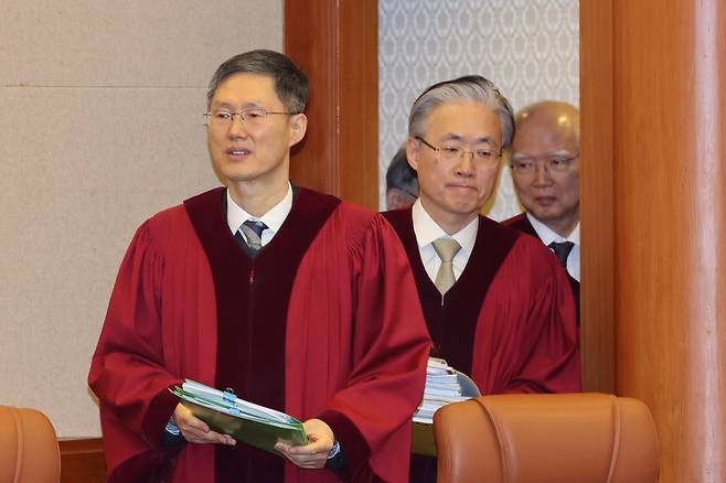 문형배 헌법재판소장 권한대행이 지난 2월24일 서울 종로구 헌법재판소에서 열린 이창수 서울중앙지검장, 조상원 중앙지검 4차장, 최재훈 중앙지검 반부패 수사 2부장 등 검사 3인에 대한 탄핵심판 2차 변론기일에 입장하고 있다. 사진공동취재단