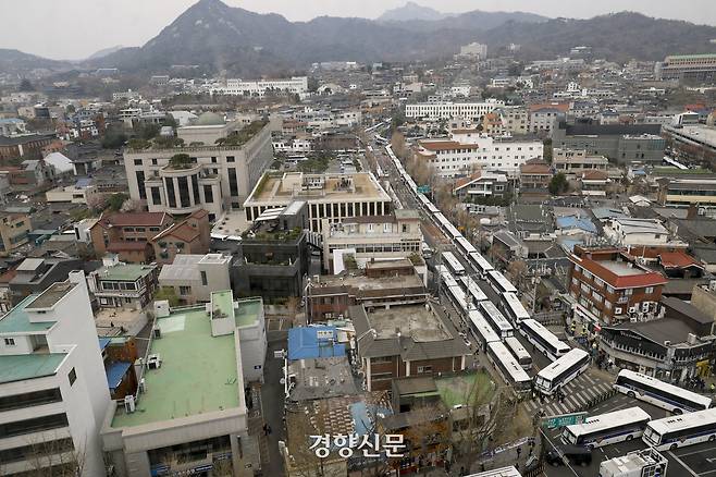 윤석열 대통령 탄핵심판 결정 선고기일을 이틀 앞둔 2일 서울 종로구 헌법재판소 인근에서 경찰이 경계를 강화하고 있다. 문재원 기자