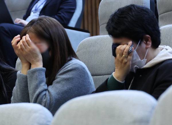 국민의힘 김미애 의원이 대표 발의한 ‘코로나바이러스감염증-19 예방접종 피해보상 등에 관한 특별법안’이 2일 국회 본회의를 통과하자 피해자 유족이 방청석에서 눈물을 흘리고 있다. 연합뉴스