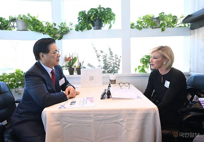 이영훈 여의도순복음교회 목사가 1일(현지시간) 미국 뉴욕 플러싱의 디모스(DMOS)홀에 마련된 접견실에서 폴라 화이트 목사와 대담을 나누고 있다. 여의도순복음교회 제공