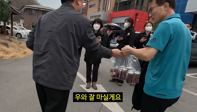 충주맨이 산불 진화 작업을 하고 온 안동시청 회계과 직원들과 마주쳤다. [사진 출처 = 충주시 유튜브]