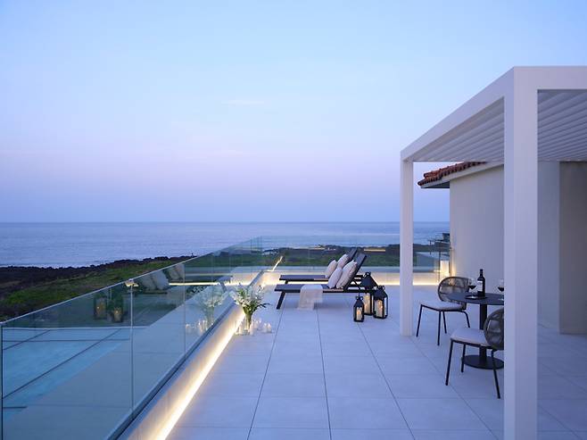 바다 풍경이 펼쳐지는 해비치 호텔 제주 오션 테라스 / 사진=해비치 호텔앤드리조트