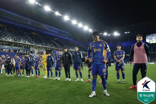 4월 1일 대전하나시티즌전을 마치고 팬들의 이야기를 듣고 있는 울산 HD 선수들. 사진=한국프로축구연맹