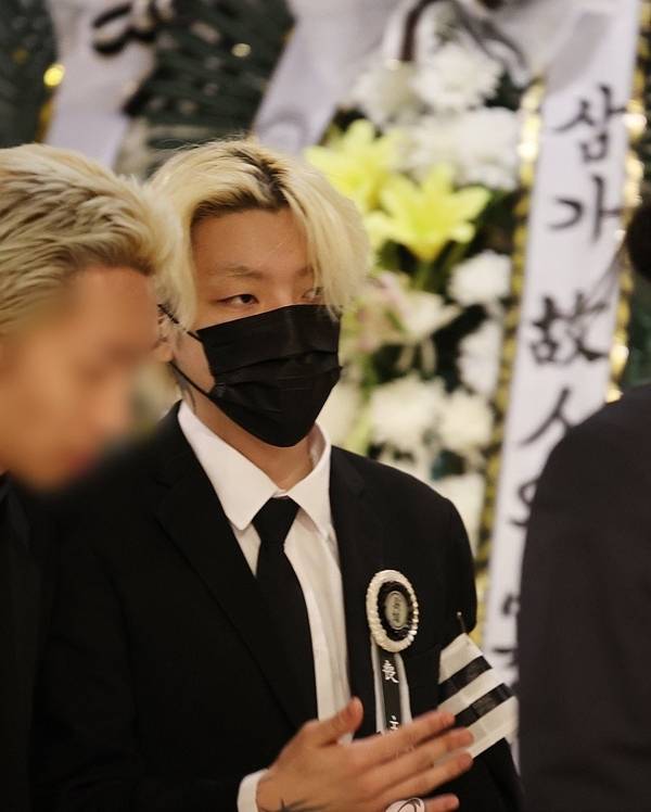 아버지 장제원을 떠나보내는 아들 노엘의 표정은 깊은 슬픔으로 물들어 있었다. 사진=연합뉴스