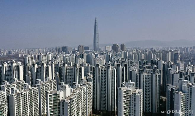 [서울=뉴시스] 김명년 기자 = 강남3구와 용산구 소재 아파트의 매물 호가가 내려가고 있다. 정부와 서울시가 강남3구(강남·서초·송파구)와 용산구 소재 아파트 2200개 단지에 '갭투자'를 막는 토지거래허가구역으로 적용키로 하면서 부동산 시장이 혼란에 빠졌다.  토지거래허가구역 해제로 큰 수혜를 입었던 잠삼대청(잠실·삼성·대치·청담동) 지역은 집주인들이 호가를 1억~3억원 가량 낮추고 있다. 오는 24일부터 토지거래허가구역 규제가 시행되기 때문에 매도를 서두르려는 집주인들이 늘어 매물이 급증하는 모습이다.  송파구 잠실동 엘리트(엘스·리센츠·트리지움) 아파트는 전용 84㎡ 기준 호가를 30억원에 27억원으로 하루 만에 3억원 낮춘 매물도 등장했다. 엘스 아파트는 지난달 토지거래허가구역 해제에 따른 수혜 단지로 꼽히며 30억5000만원에 신고가로 거래가 체결되기도 했다.  사진은 23일 오전 서울 송파구 아파트 단지. 2025.03.23. kmn@newsis.com /사진=