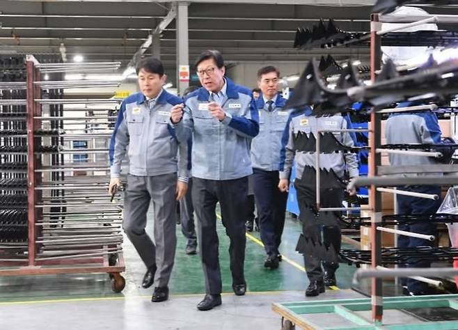 박형준 부산시장이 1일 이든텍 생산현장을 둘러보면서 애로사항을 청취하고 있다./사진=부산시