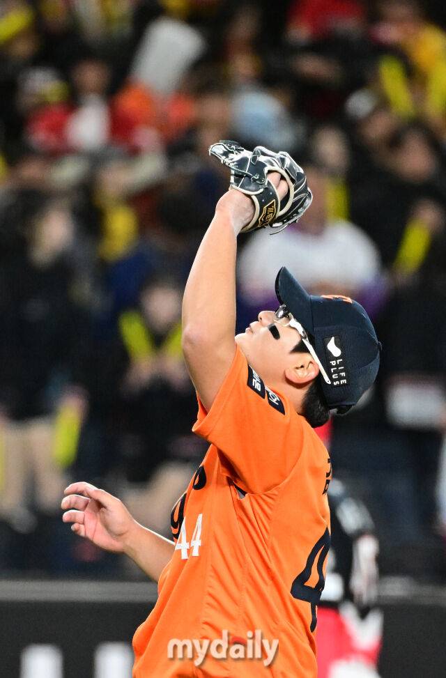 2025년 3월 28일 오후 대전 한화생명 볼파크에서 진행된 '2025 신한 SOL뱅크 KBO 리그' KIA 타이거즈와 한화 이글스의 경기. 한화 김서현이 7-2로 승리한 뒤 기뻐하고 있다./마이데일리