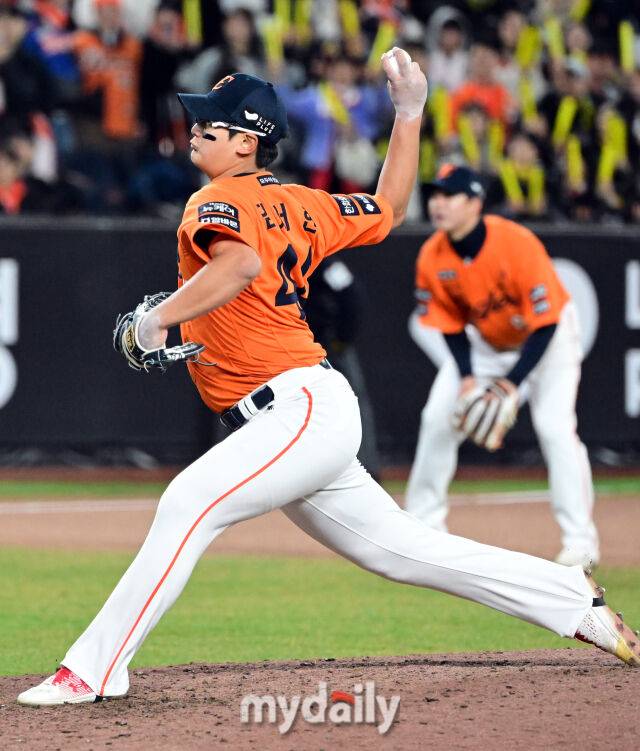 2025년 3월 28일 오후 대전 한화생명 볼파크에서 진행된 '2025 신한 SOL뱅크 KBO 리그' KIA 타이거즈와 한화 이글스의 경기. 한화 김서현이 9회초 무사 1.2루서 구원등판해 역투하고 있다./마이데일리