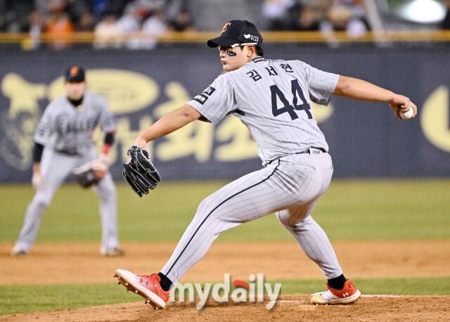 27일 오후 서울 잠실야구장에서 진행된 '2025 프로야구 KBO리그' LG 트윈스와 한화 이글스의 경기. 한화 김서현이 역투하고 있다./마이데일리
