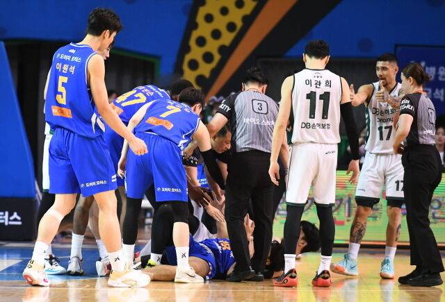 서울 삼성 선수단과 원주 DB 선수단이 충돌했다./KBL