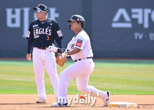 2025년 3월 22일 오후 경기도 수원KT위즈파크에서 '2025 신한 SOL뱅크 KBO 리그' 한화 이글스와 KT 위즈의 경기. KT 강백호가 1회말 선두타자로 나와 2루타를 친 뒤 기뻐하고 있다./마이데일리
