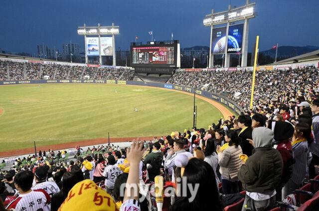 잠실야구장을 가득 채운 관중들이 응원을 펼치고 있다./마이데일리