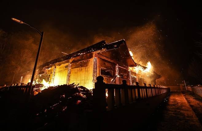 25일 경북 의성 고운사 입구 인근에 세워진 최치원 문학관이 전소되고 있다. [연합]