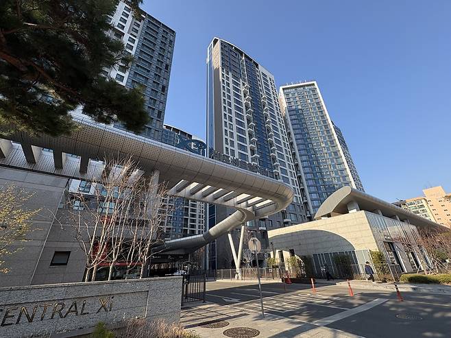 서울 서초구 잠원동 ‘반포센트럴자이’ 아파트 정문 모습. [정주원 기자]