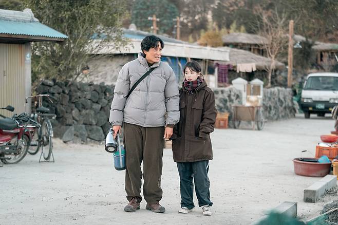‘폭싹 속았수다’ 아빠 관식과 딸 금명 [넷플릭스 제공]