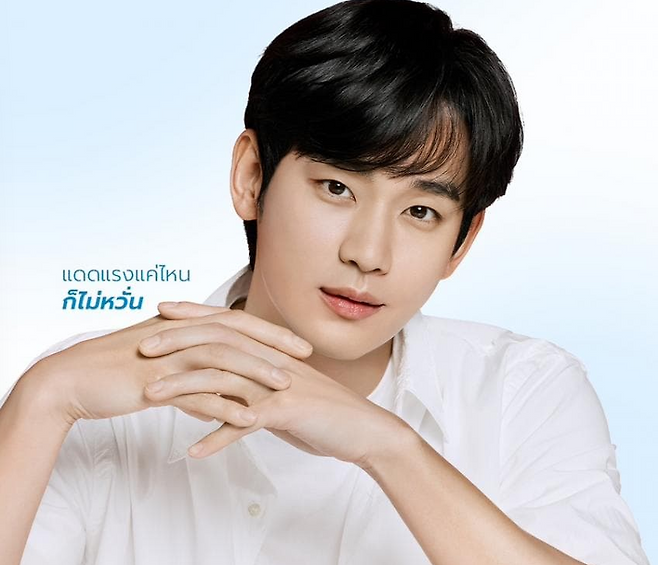 김수현의 ‘Y.O.U BEAUTY’ 모델 활동 모습. [디시인사이드 갈무리]