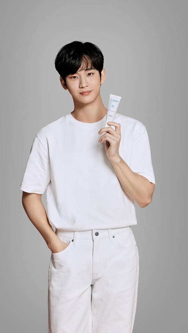 배우 김수현의 ‘Y.O.U BEAUTY’ 모델 활동 모습. [디시인사이드 갈무리]