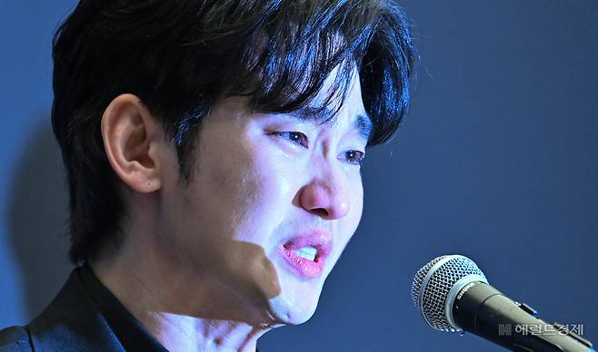 고 김새론 배우와 미성년자 시절 교제했다는 의혹을 받는 배우 김수현이 31일 오후 서울 마포구 스탠포드 호텔에서 기자회견을 통해 입장을 밝히고 있다. 김수현은 그간 김새론과의 교제 의혹에 대해 부인했으나, 입장을 번복하고 김새론이 성인이 된 이후부터 1년간 교제했다고 주장했다. 하지만 김새론 유족 측은 고인이 미성년자 시기 김수현과 교제한 증거로 2016년 두 사람의 카카오톡 대화를 공개하며 논란이 이어지고 있다. [사진=임세준 기자/jun@]