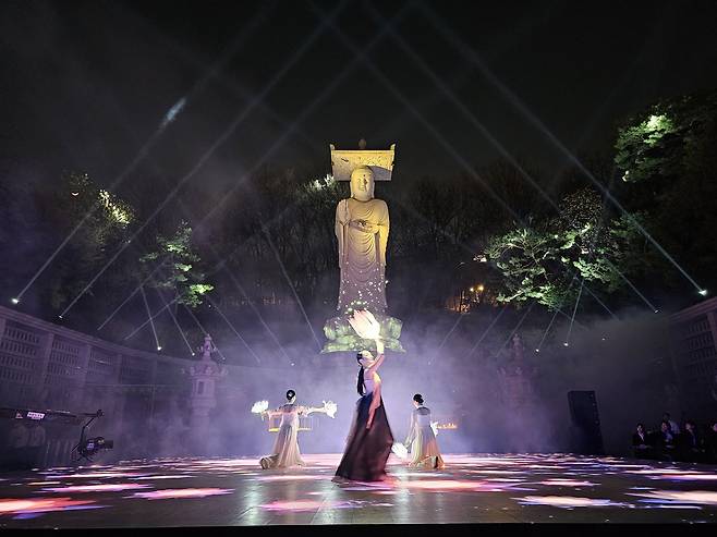 1일 서울 봉은사에서 ‘2025 국제선명상대회’가 개막한 후 미디어아트 ‘평화의 빛, 마음의 꽃’이 펼쳐지고 있다. [대한불교조계종]