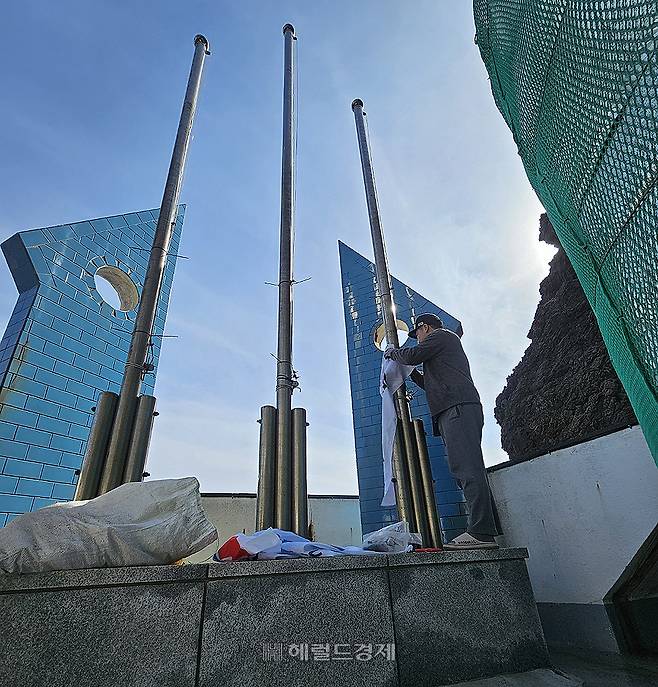 지난 12일 올해 처음으로 독도 근무를 위해 독도에 도착한 울릉군 독도 관리사무소 직원들이 제일 먼저 국기를 교체 게양하고 있다.(독도 관리사무소 현지공무원제공)