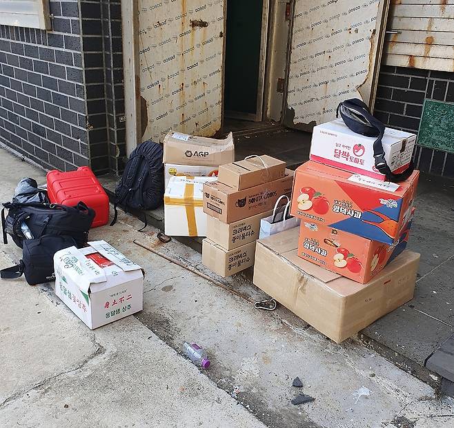 지난 12일 울릉도에서 가져온 각종 생필품.(독도관리사무소 현지공무원제공)