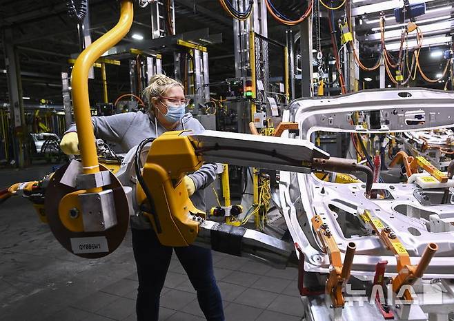 [오샤와(온타리오주)] 도널드 트럼프 행정부의 관세 발효를 앞두고 자동차 가격이 인상되기 전에 미리 구매하려는 소비자들이 늘면서 주요 자동차 회사들의 지난달 판매 실적인 치솟은 것으로 나타났다. 사진은 2021년 3월19일 GM 근로자들이 미 온타리오주 오샤와 제너럴모터스(GM) 조립 공장에서 차량 도어를 용접하기 위해 기기를 사용하는 모습. 2025.04.02.