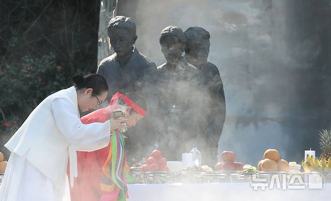 [제주=뉴시스] 우장호 기자 = 제77주년 제주4·3 추념식을 하루 앞둔 2일 오전 제주시 건입동 주정공장수용소 4·3 역사관 야외공원에서 희생자의 넋을 기리는 위령제가 열리고 있다. 2025.04.02. woo1223@newsis.com