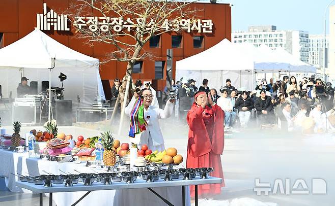 [제주=뉴시스] 우장호 기자 = 제77주년 제주4·3 추념식을 하루 앞둔 2일 오전 제주시 건입동 주정공장수용소 4·3 역사관 야외공원에서 희생자의 넋을 기리는 위령제가 열리고 있다. 2025.04.02. woo1223@newsis.com