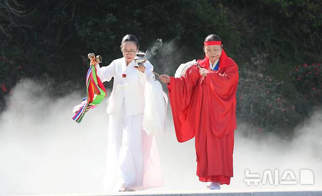 [제주=뉴시스] 우장호 기자 = 제77주년 제주4·3 추념식을 하루 앞둔 2일 오전 제주시 건입동 주정공장수용소 4·3 역사관 야외공원에서 희생자의 넋을 기리는 위령제가 열리고 있다. 2025.04.02. woo1223@newsis.com