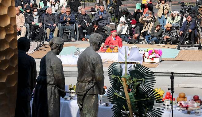 [제주=뉴시스] 우장호 기자 = 제77주년 제주4·3 추념식을 하루 앞둔 2일 오전 제주시 건입동 주정공장수용소 4·3 역사관 야외공원에서 희생자의 넋을 기리는 위령제가 열리고 있다. 2025.04.02. woo1223@newsis.com