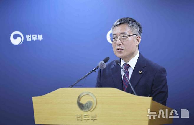 [과천=뉴시스] 김근수 기자 = 김석우 법무부 장관 직무대행이 2일 오전 경기 과천시 법무부 청사에서 신 출입국 이민정책 진행 상황 브리핑을 하고 있다. 법무부는 광역형 비자, 탑티어(Top-Tier) 비자 등 수요자 맞춤형 비자를 신설하고 일반기능인력, 전문인력 비자 범위 확대 및 주력산업비자 요건을 완화했다. 2025.04.02. ks@newsis.com